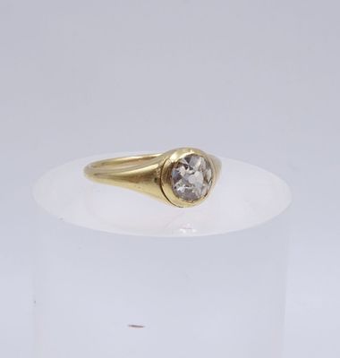 Gros plan sur une bague en or ornée d'un diamant