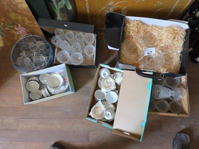 de nombreux objets dans une boîte posée par terre, les uns à côté des autres
