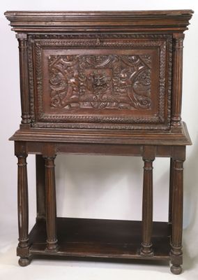Cabinet à abattant en chêne mouluré et sculpté d'un mufle de…