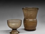 deux vases posés l'un à côté de l'autre sur une table