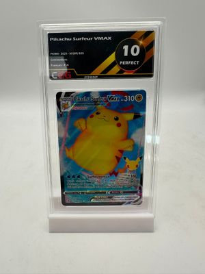 gros plan d'une carte pokemon dans un étui en plastique