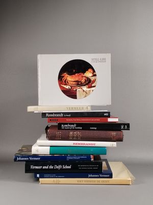plusieurs livres sont empilés sur une table