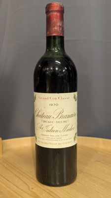 une bouteille de vin rouge posée sur une table en bois