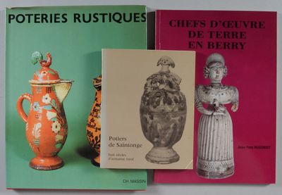 trois livres posés sur une table
