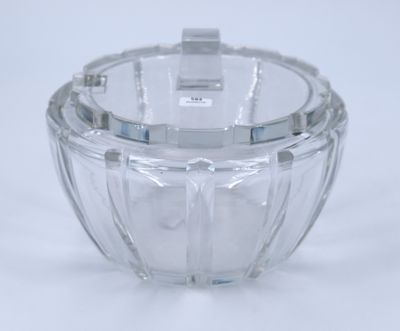BACCARAT. Bol à punch couvert en cristal taillé.