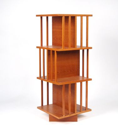 une grande étagère en bois comportant quatre tablettes