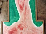 une photo d'un tableau posé sur une table en bois