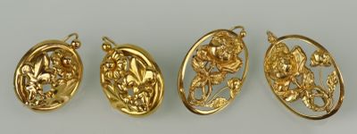 quatre pendentifs ovales plaqués or, ornés de fleurs et de feuilles