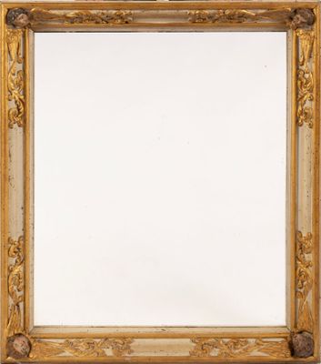 un miroir à cadre doré, sur fond blanc, accroché à un mur blanc
