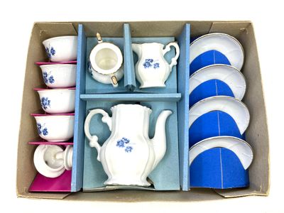 Dinette de poupée en porcelaine de 13 pièces à décor de fleu…