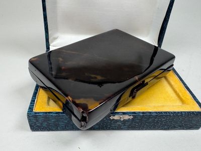 une boîte noire contenant un téléphone portable