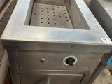 une machine posée sur une table dans une pièce