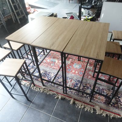 une table avec quatre chaises et un tapis au sol