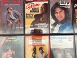 un grand nombre de CD posés sur une table