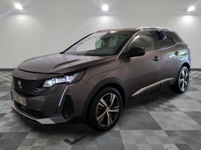 vue de face d'une Honda CR-V grise de 2021 sur un sol à damier