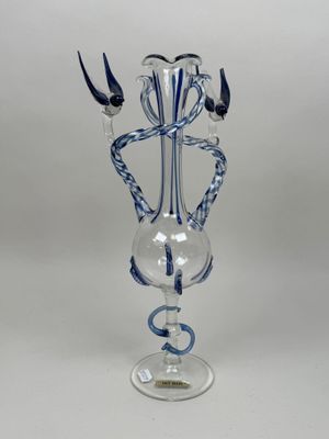 un vase en verre avec un motif bleu et blanc