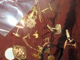 un sac contenant des bijoux en or posé sur une table