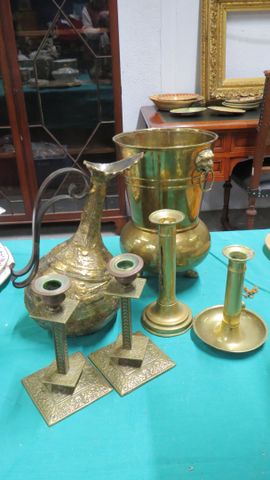 Paire de flambeaux, deux bougeoirs, jardinière et pichet en cuivr...
