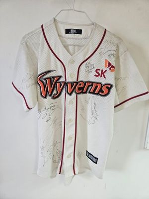 Le maillot de baseball est accroché au mur de la pièce.