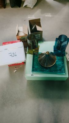 un petit plateau posé sur une table, sur lequel se trouve une théière
