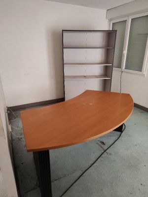 un bureau avec une bibliothèque dans un coin de la pièce