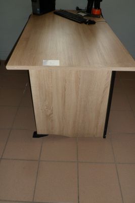 un bureau en bois sur lequel est posé un ordinateur