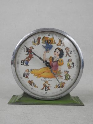 une horloge ornée d'un motif blanc comme neige