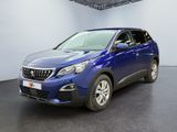La voiture bleue est garée dans une grande pièce.