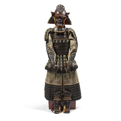une image représentant une statue de samouraï en armure sur fond blanc
