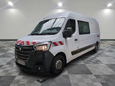 la camionnette blanche est garée dans une grande pièce au sol en damier