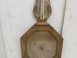 une horloge accrochée au mur de la pièce