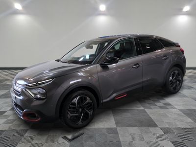 un SUV gris garé dans un garage au sol carrelé