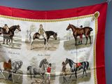 une photo d'une écharpe sur laquelle figurent des chevaux et des jockeys