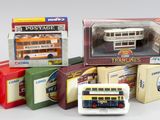 la boîte contient de nombreux modèles différents de petits bus