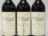 trois bouteilles de vin posées sur une table l'une à côté de l'autre