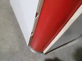 un gros plan sur un réfrigérateur rouge et blanc