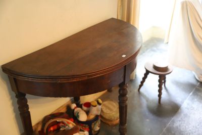une table en bois surmontée d'une étagère, dans une salle de bains