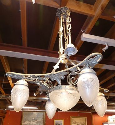 un lustre suspendu au plafond d'un restaurant