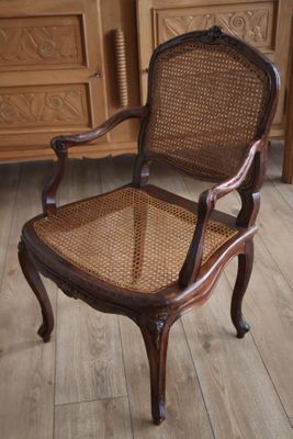 une chaise en bois posée sur un parquet en bois dur