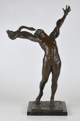 statue en bronze représentant un homme tenant un oiseau dans la main
