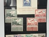 une photo d'une vitrine remplie de timbres