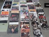 beaucoup de disques et de CD par terre