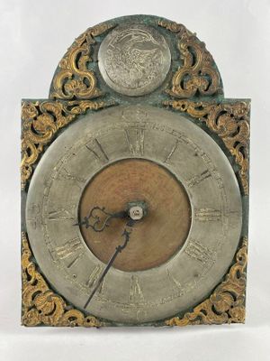 une horloge posée sur une surface blanche