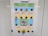 une machine posée contre le mur