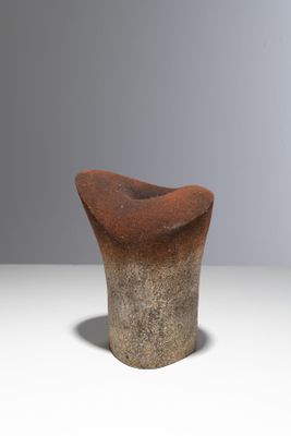 l'image d'un vase brun posé sur une table blanche