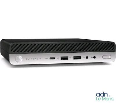 L'ordinateur de bureau HP EliteDesk est allumé et prêt à l'emploi.