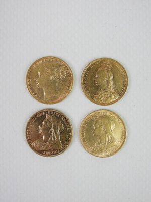 quatre pièces de monnaie britanniques différentes empilées les unes sur les autres sur une surface blanche