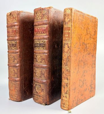 deux vieux livres posés côte à côte sur une surface blanche