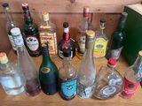 de nombreuses bouteilles d'alcool posées sur une table en bois