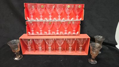 une boîte rouge contenant plusieurs verres à vin
